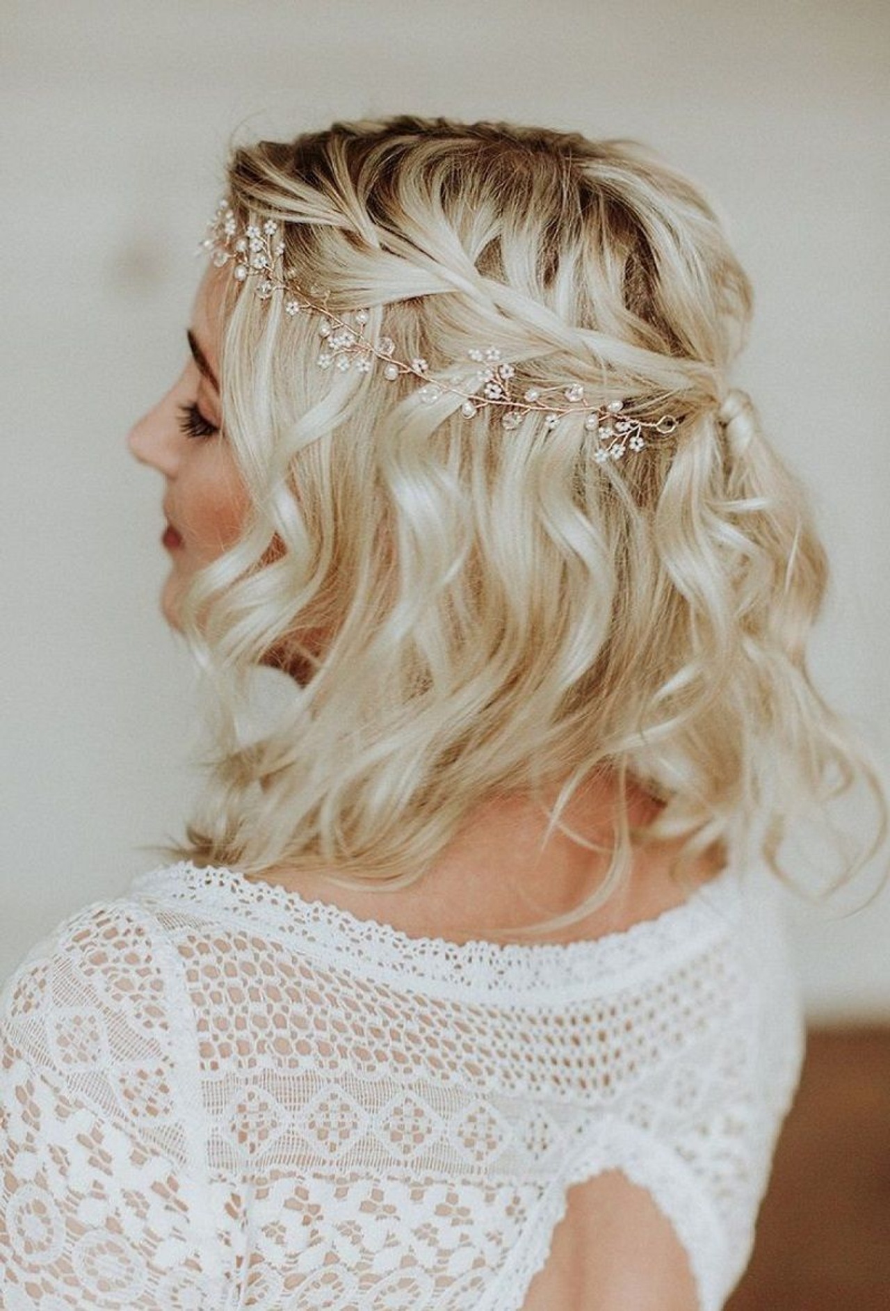 5 Penteados Incríveis para Vestidos de Noiva com Decote V