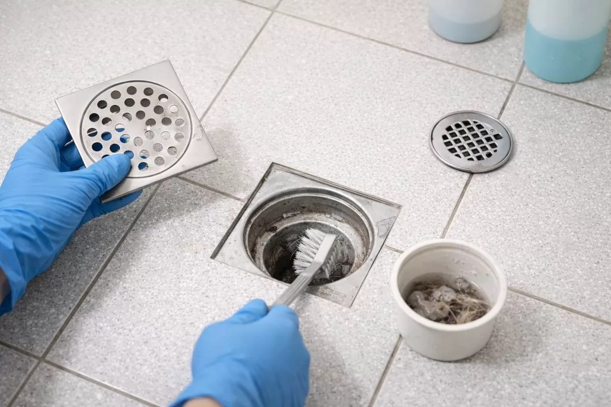 como tirar mau cheiro do ralo do banheiro