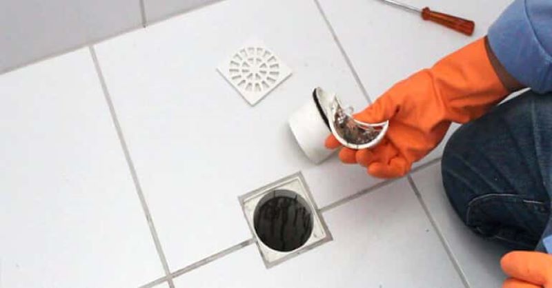 como tirar mau cheiro do ralo do banheiro