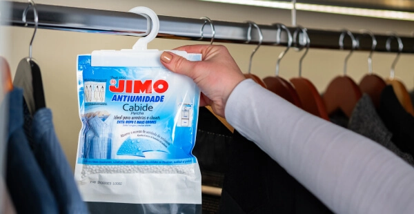 como evitar mofo em armarios