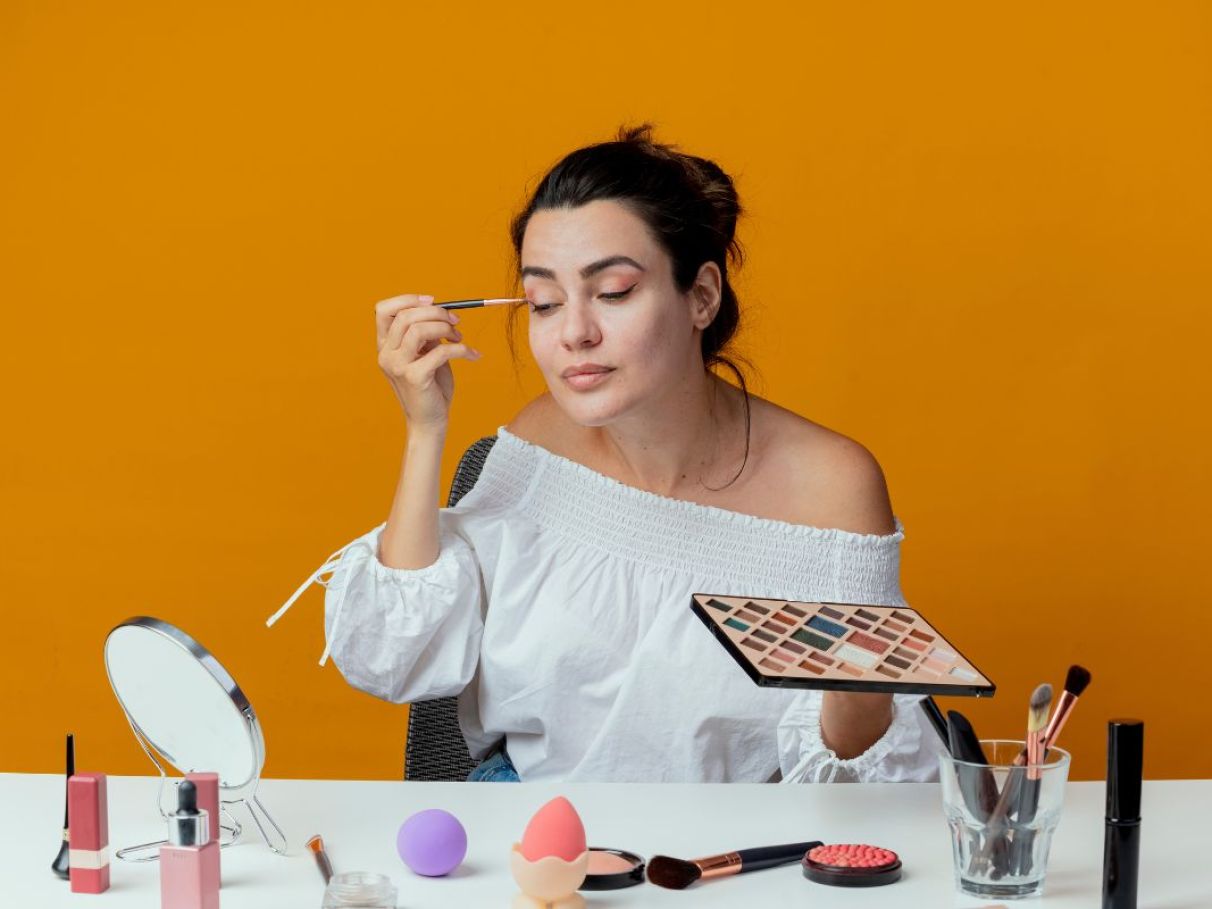 Maquiagem para Praia e Piscina: Produtos Indispensáveis e Dicas de Aplicação