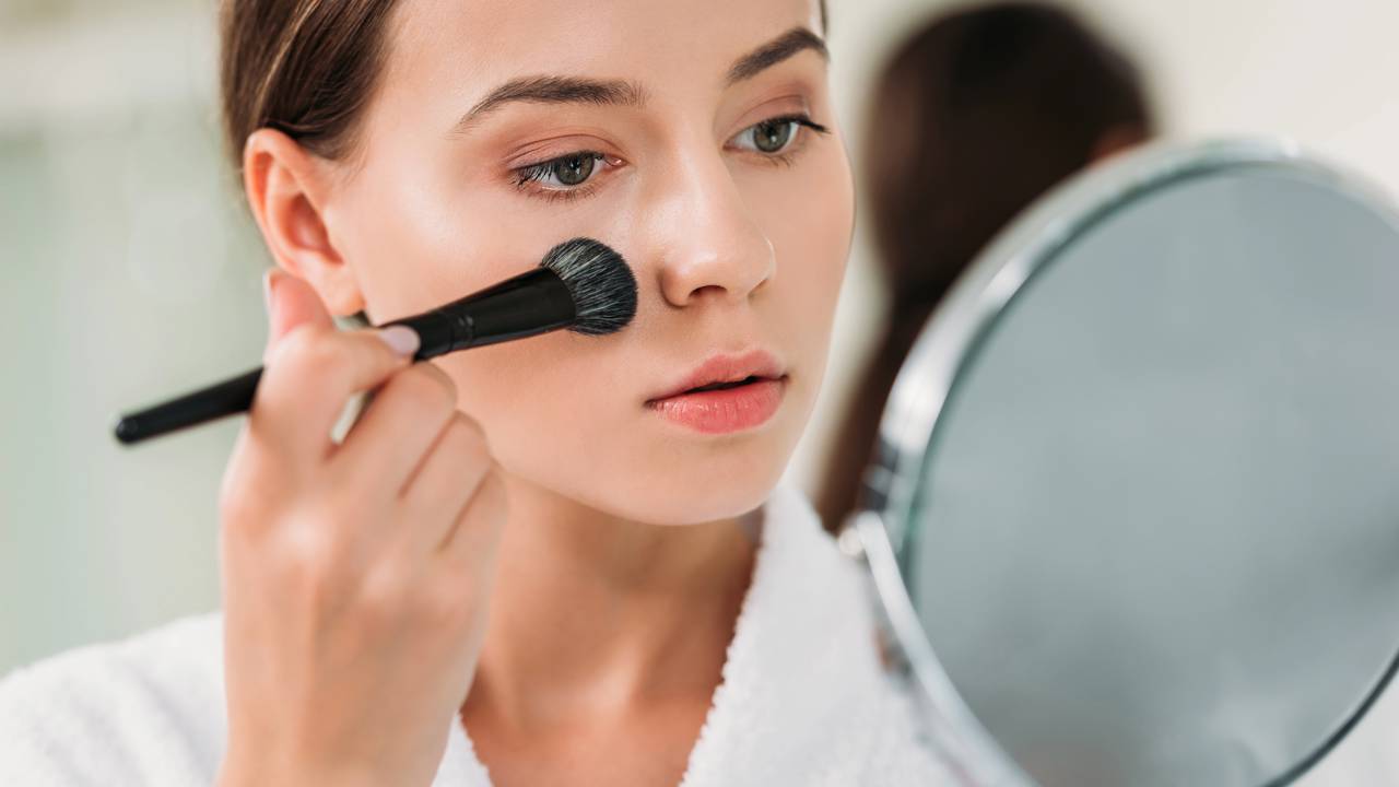 Maquiagem para Praia e Piscina: Produtos Indispensáveis e Dicas de Aplicação