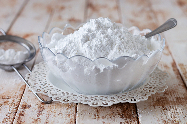 A Diferença entre Açúcar de Confeiteiro Simples e Impalpável: Quando Usar Cada Um?