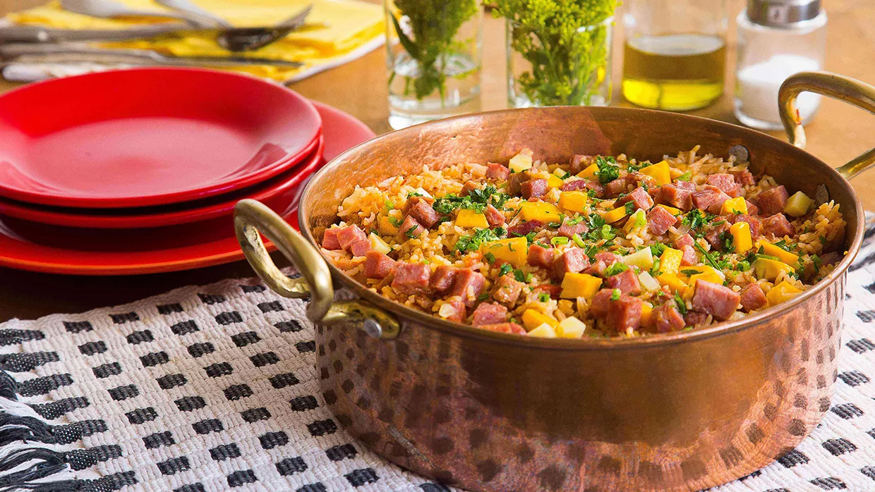 arroz carreteiro com carne seca e linguiça