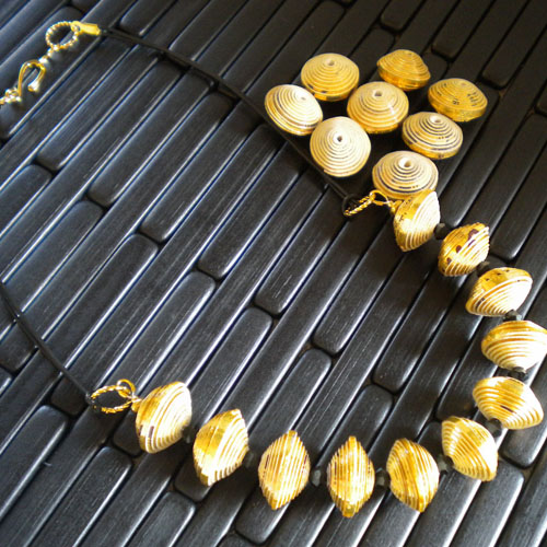 como fazer bijuteria com jornal