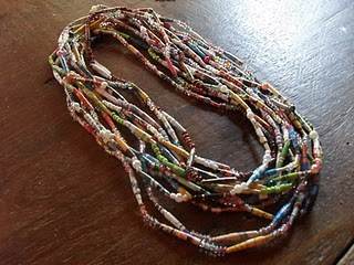 Transforme Revistas Velhas em Acessórios de Moda Exclusivos