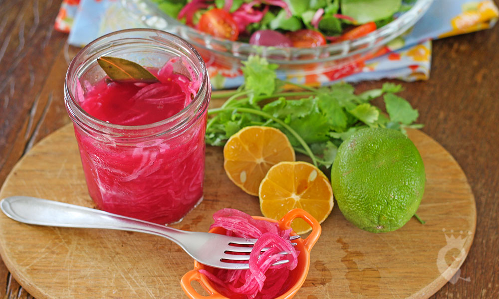 receita rápida de cebola roxa em conserva para lanches