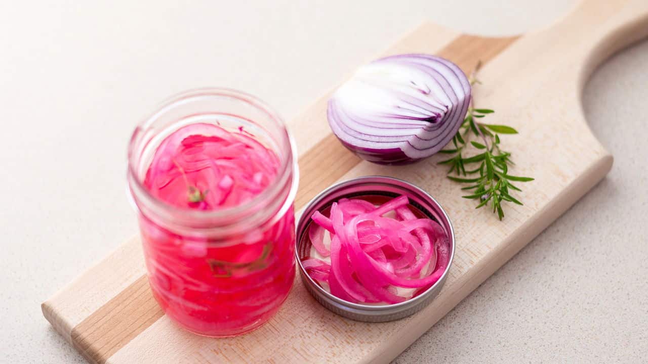 receita rápida de cebola roxa em conserva para lanches