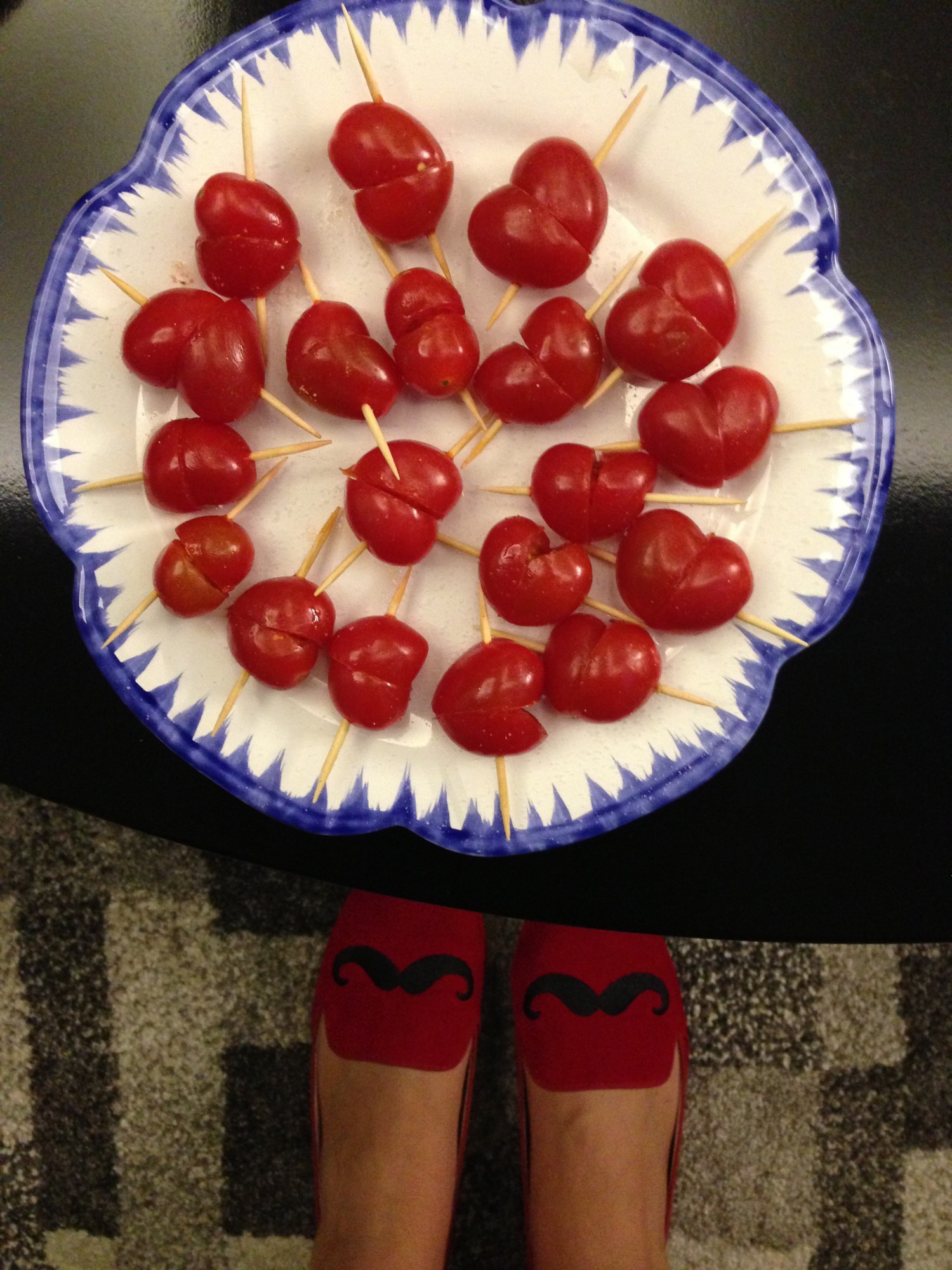 Decoração de Salada Caprese com Tomates em Coração