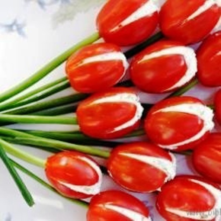 Decoração de Salada Caprese com Tomates em Coração