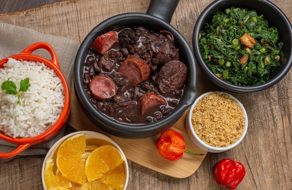 ingredientes para feijoada brasileira tradicional