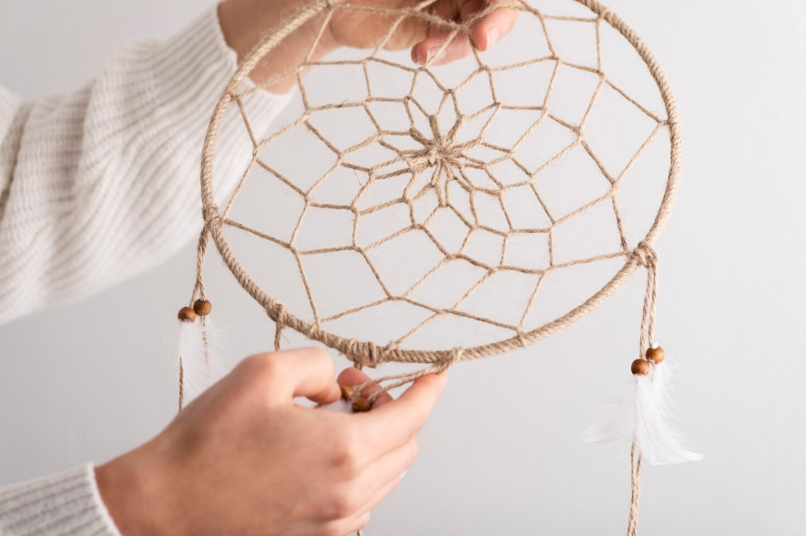 A História e a Cultura Ojibwa por Trás do Filtro dos Sonhos Tradicional