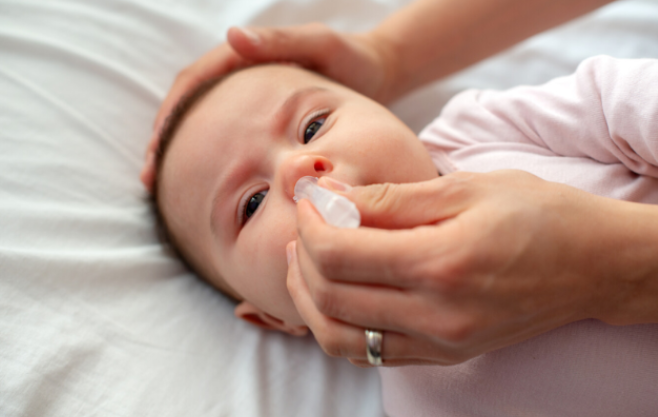 como fazer lavagem nasal em bebê
