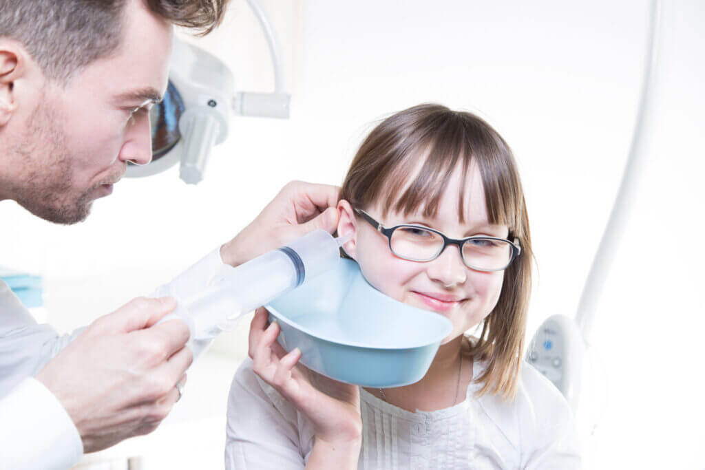 riscos da lavagem de ouvido caseira