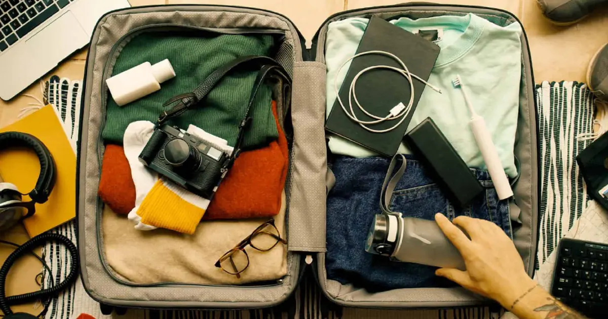 como evitar que roupas amassem na mala