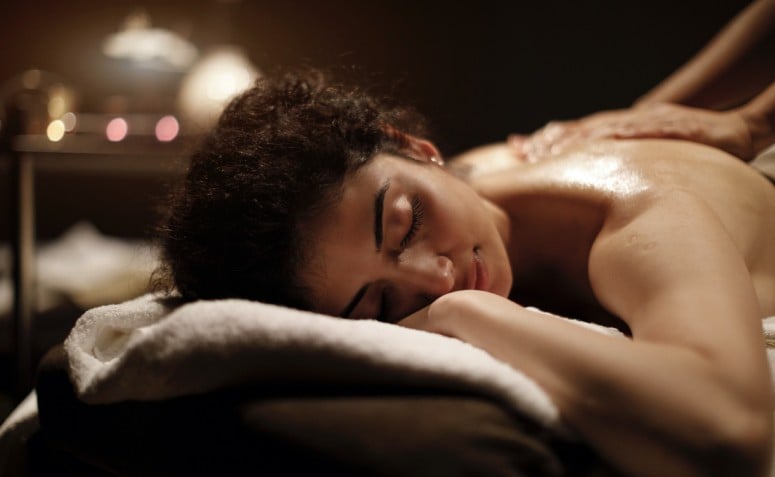 Como Fazer Massagem Sensual Para Apimentar a Relação