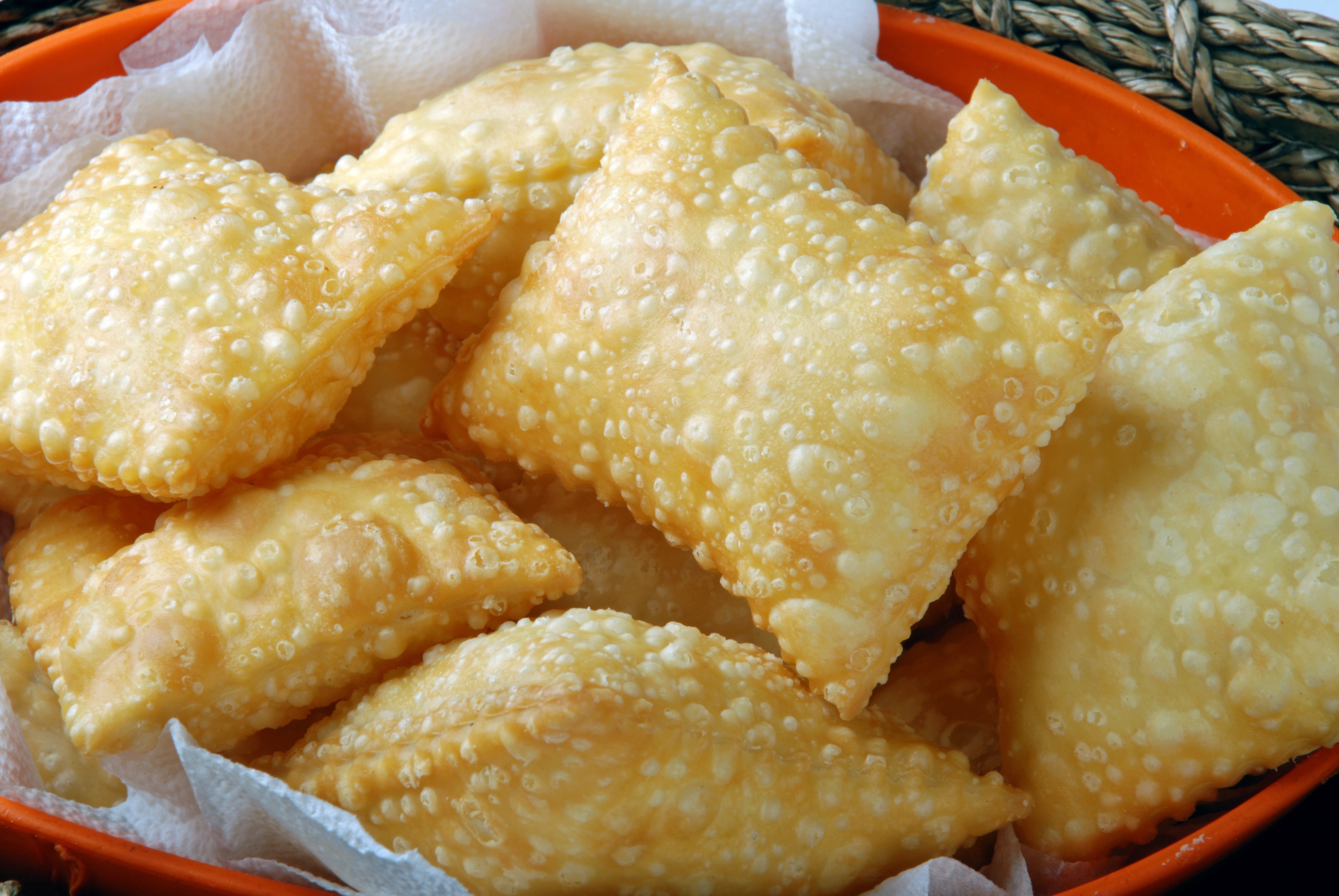 como fazer massa de pastel caseira