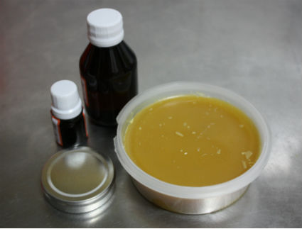 Cera de Carnaúba vs. Cera de Abelha: Qual a Melhor para seu Perfume Sólido?