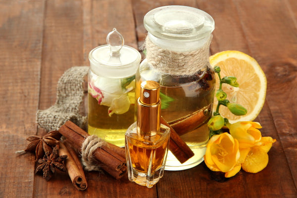 Cera de Carnaúba vs. Cera de Abelha: Qual a Melhor para seu Perfume Sólido?