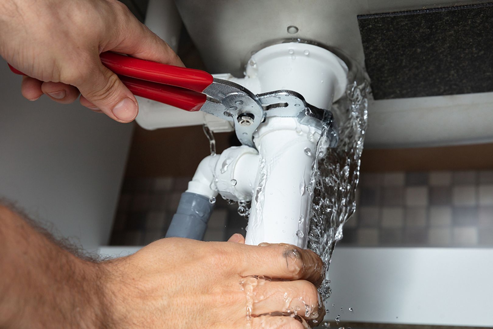 Desvendando o Sifão: Como Limpar e Evitar Entupimentos na Pia