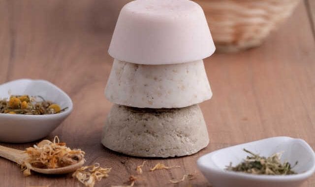 Os Benefícios Ambientais e Econômicos de Usar Shampoo Sólido