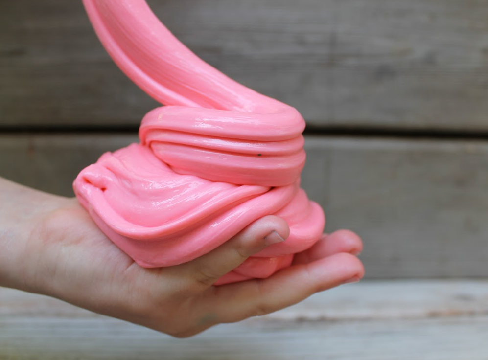 Slime Transparente vs. Slime Colorido: Qual o Melhor para Sua Brincadeira?