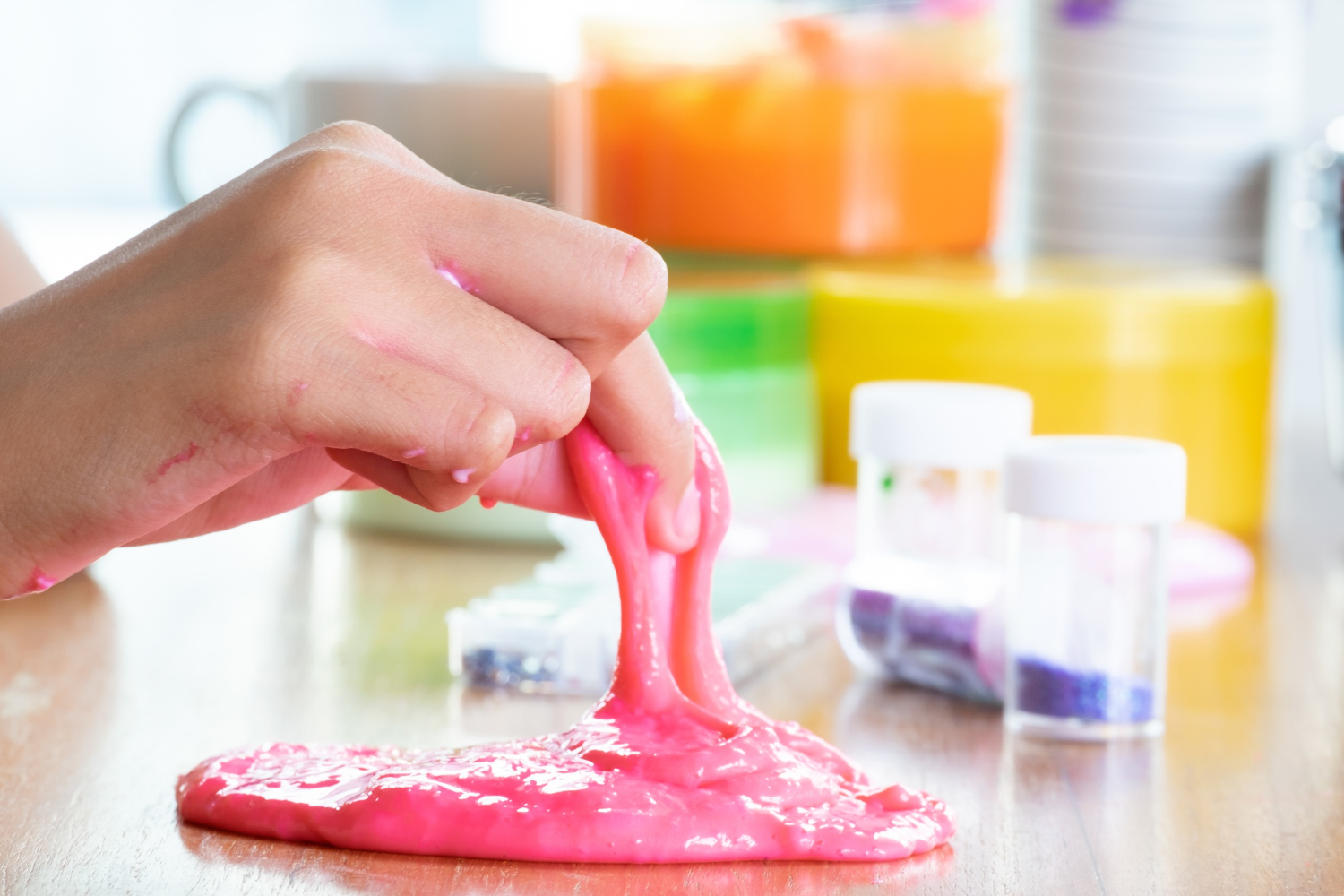 Slime Transparente vs. Slime Colorido: Qual o Melhor para Sua Brincadeira?