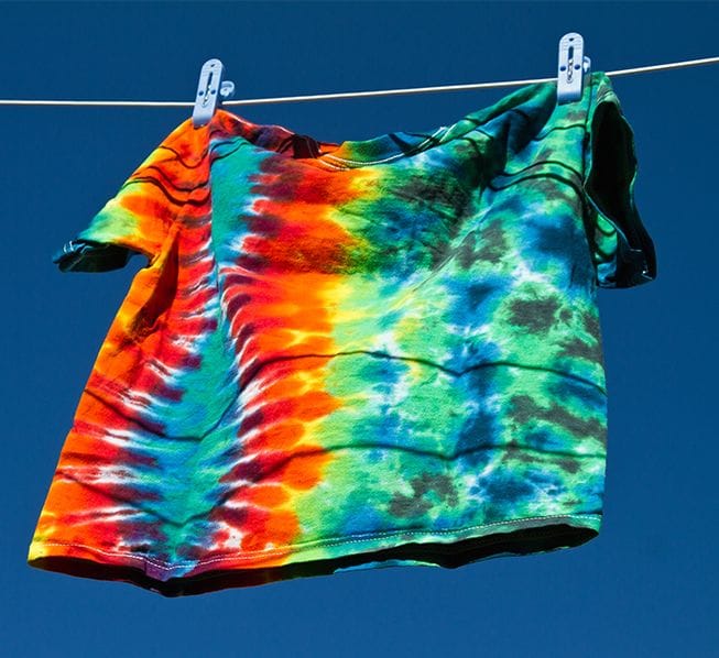 como fazer tie dye em camisetas coloridas