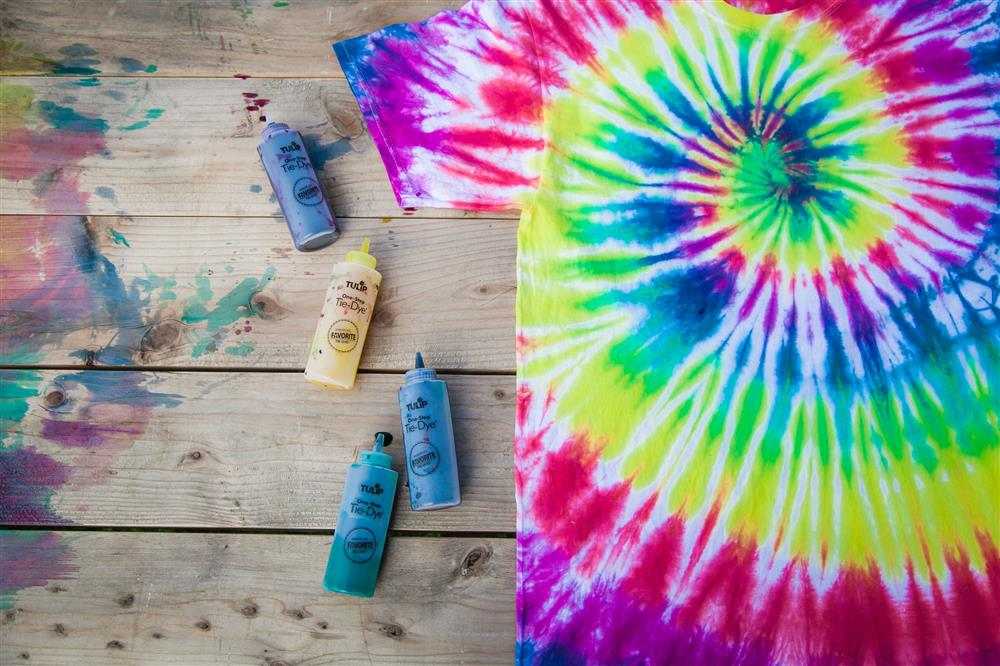 como fazer tie dye em camisetas coloridas