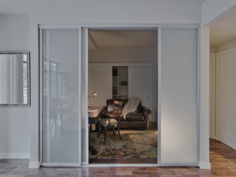 instalação de kit de porta de correr em parede drywall