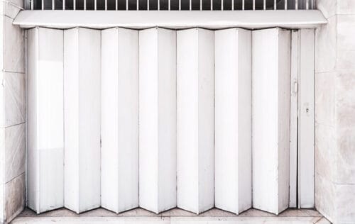 como instalar porta sanfonada no banheiro