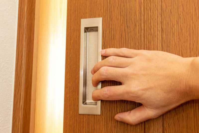 como instalar porta sanfonada no banheiro