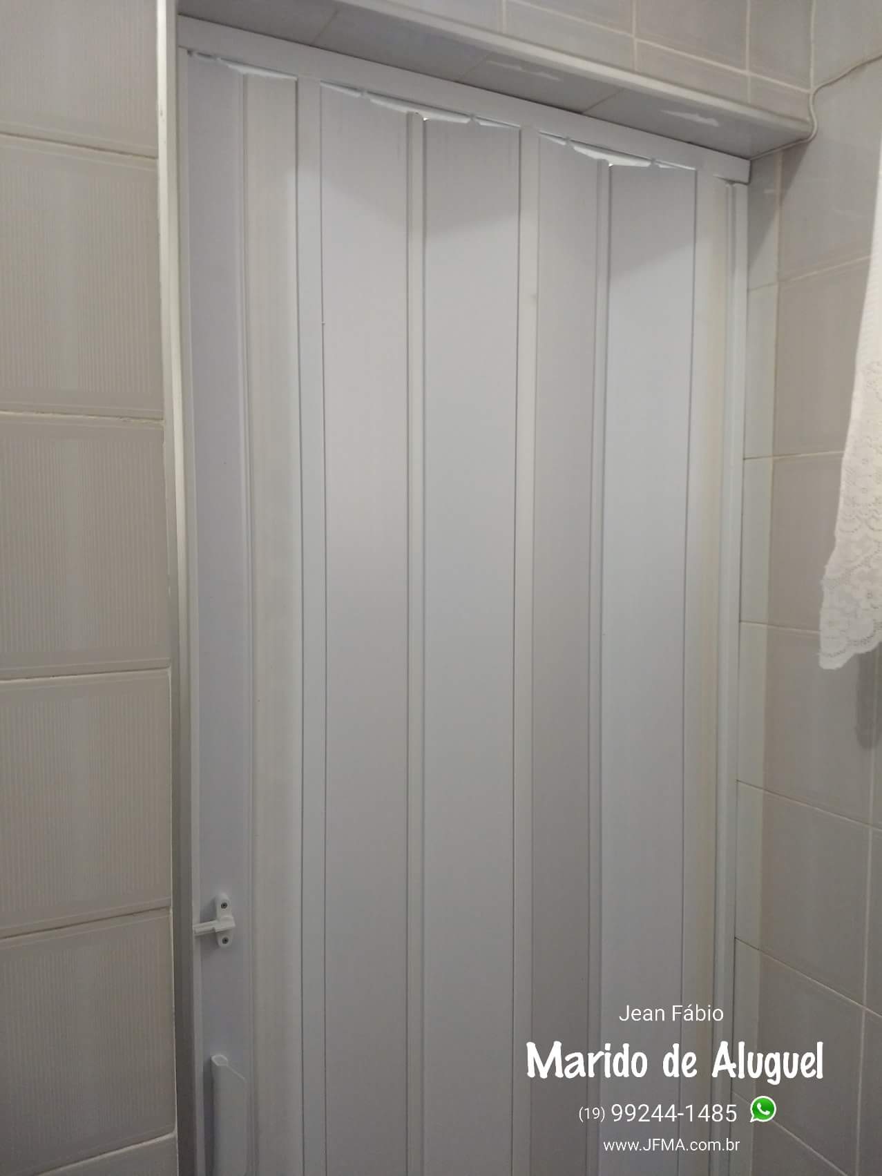 como instalar porta sanfonada em banheiro