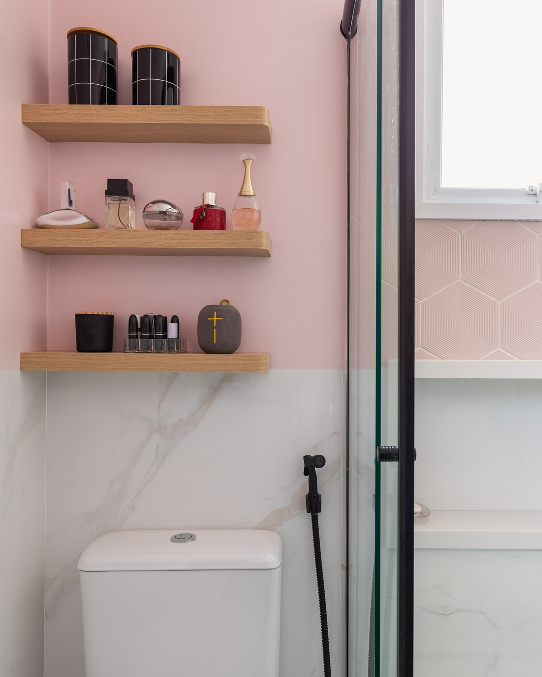 como instalar prateleira no banheiro sem furar