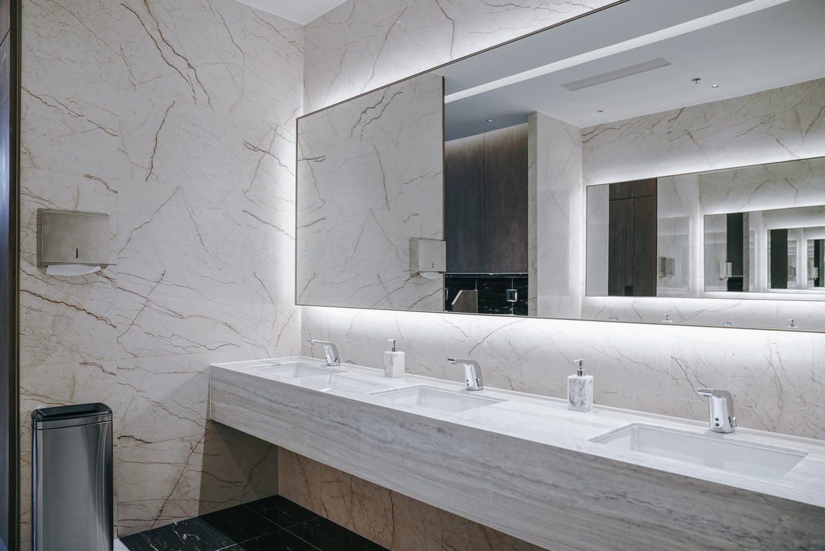 como limpar espelho de banheiro sem manchar