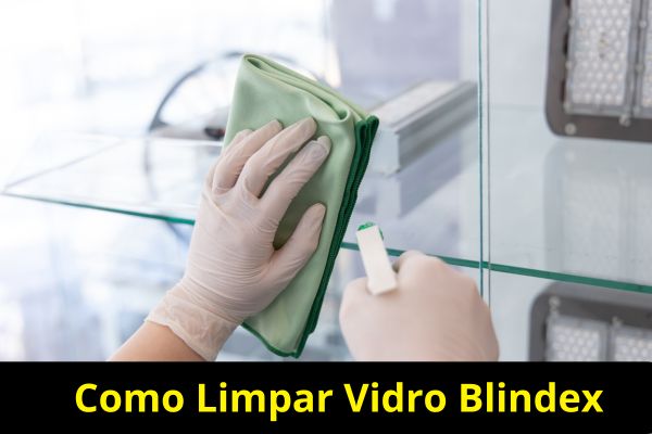como limpar espelho de banheiro sem manchar