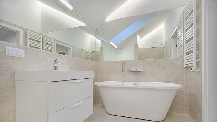 como limpar espelho do banheiro sem manchar