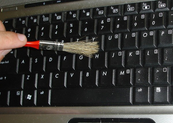 limpeza profunda teclado de notebook com álcool