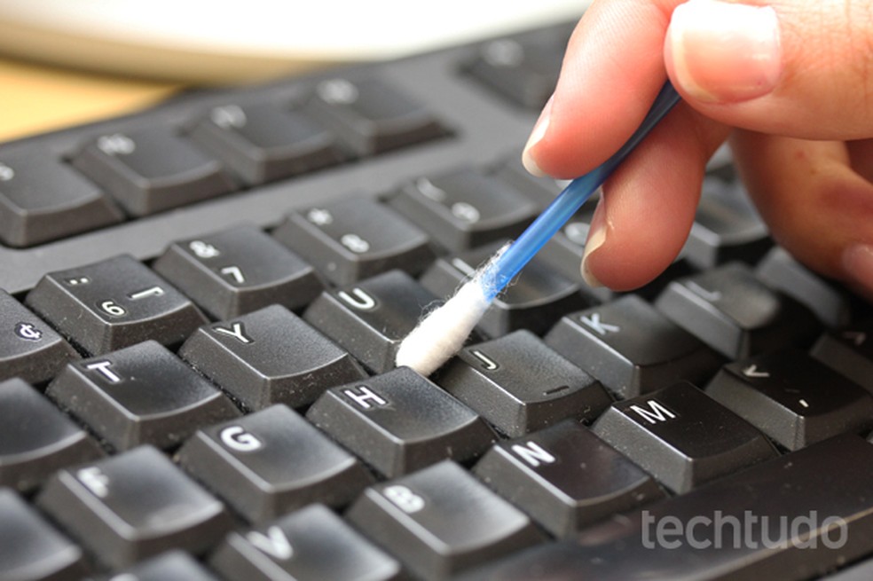 limpeza profunda teclado de notebook com álcool