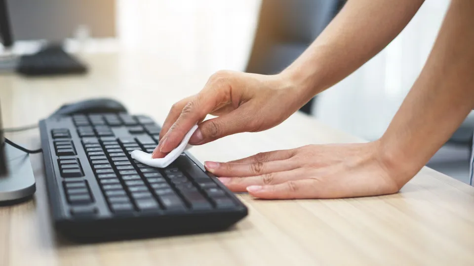 limpeza profunda teclado de notebook com álcool