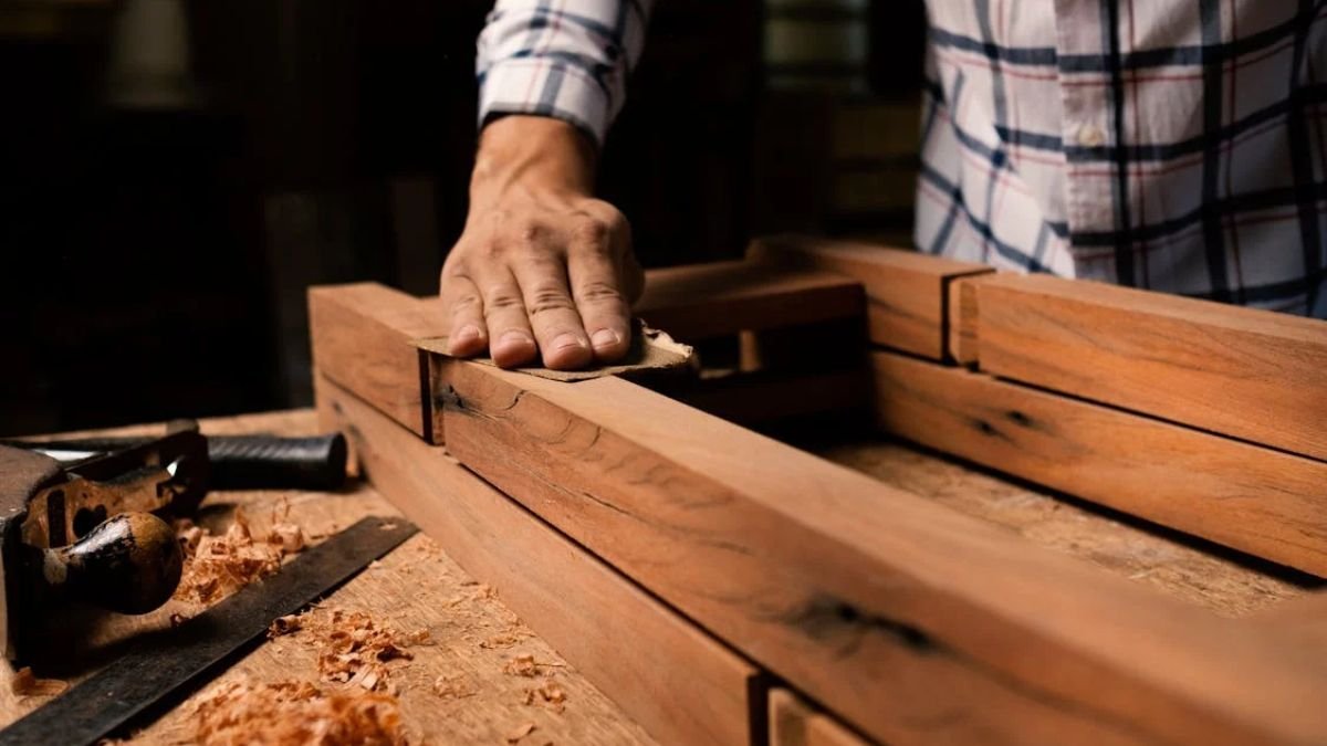 Segurança em Primeiríssimo Lugar: EPIs Essenciais para Lixar Madeira