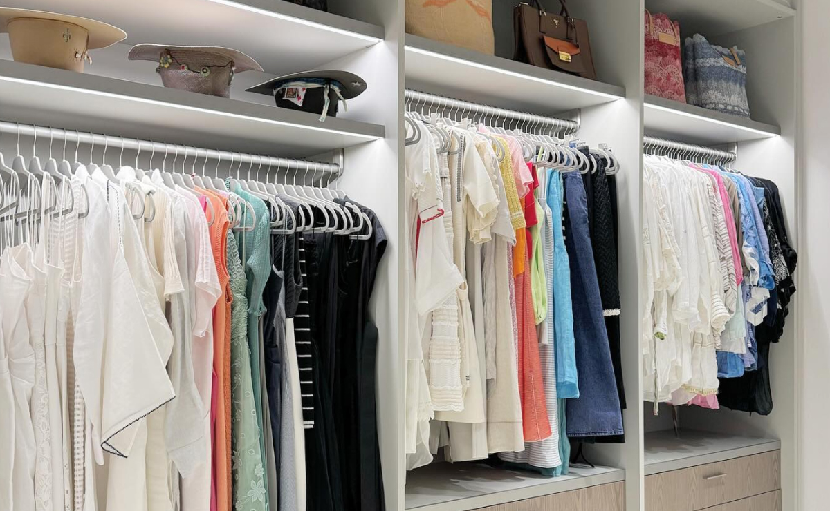Como organizar guarda-roupa pequeno passo a passo