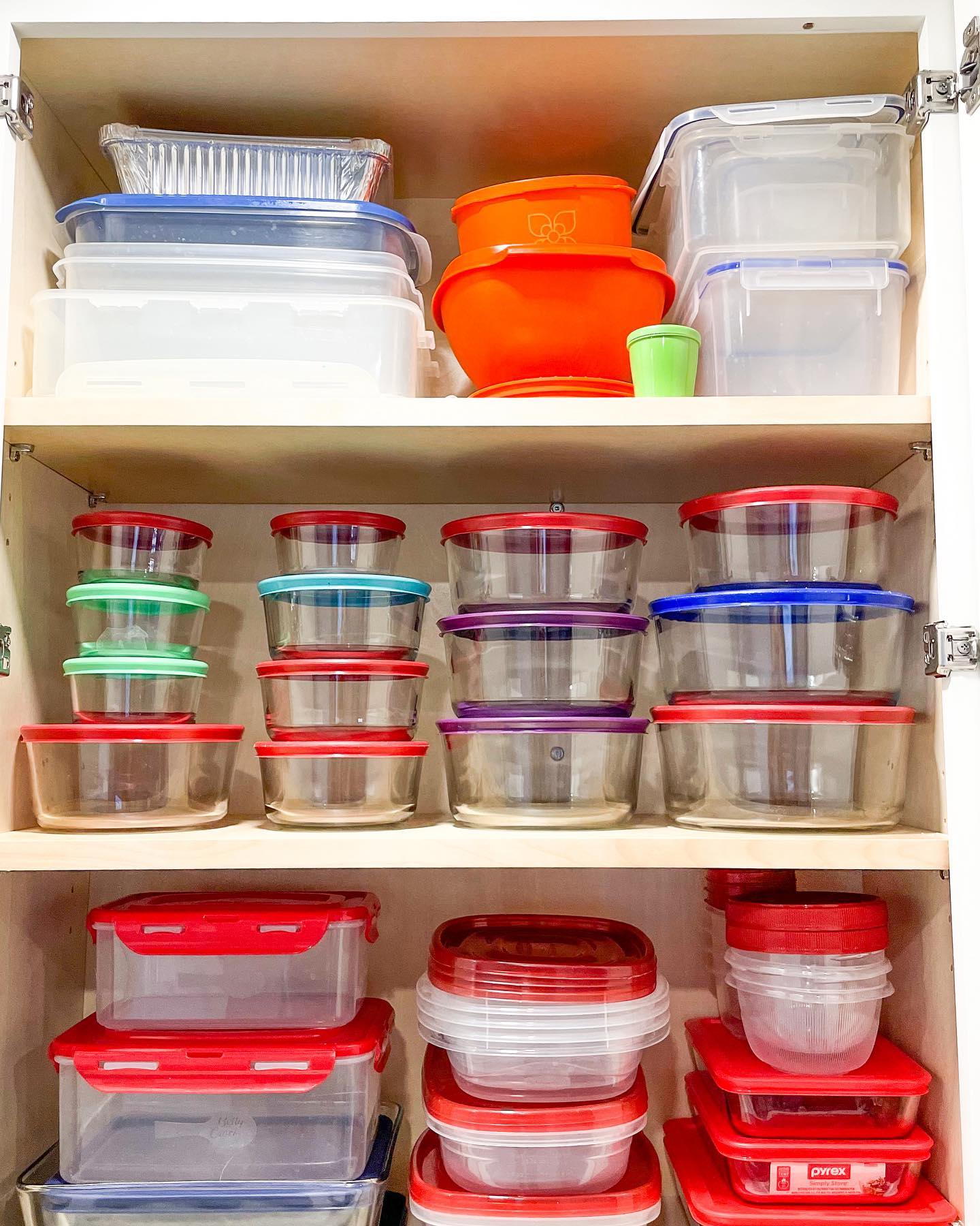 como organizar os potes de plastico