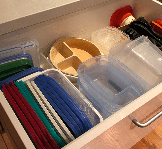 como organizar potes de plástico na cozinha