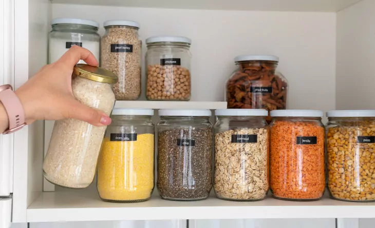 melhor forma de guardar potes com tampa