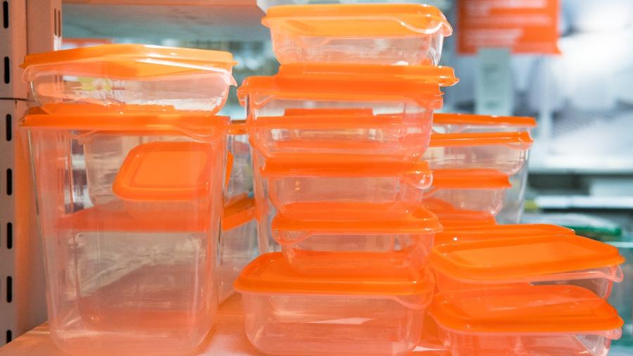 como organizar potes de plástico na cozinha