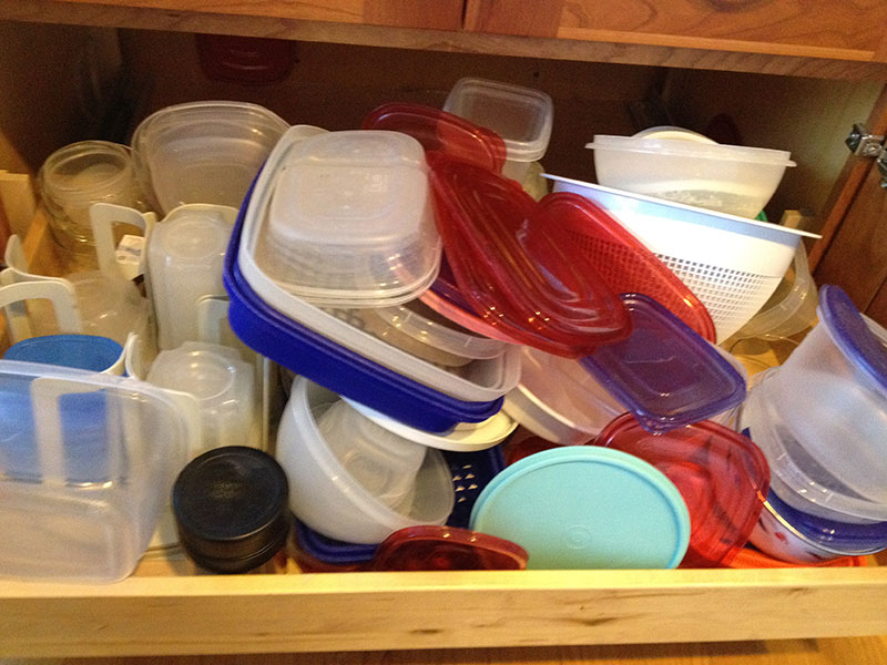 como organizar potes de plástico na cozinha