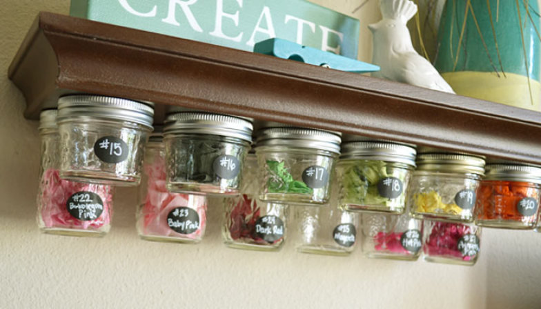 como organizar potes de vidro sem tampa no armário