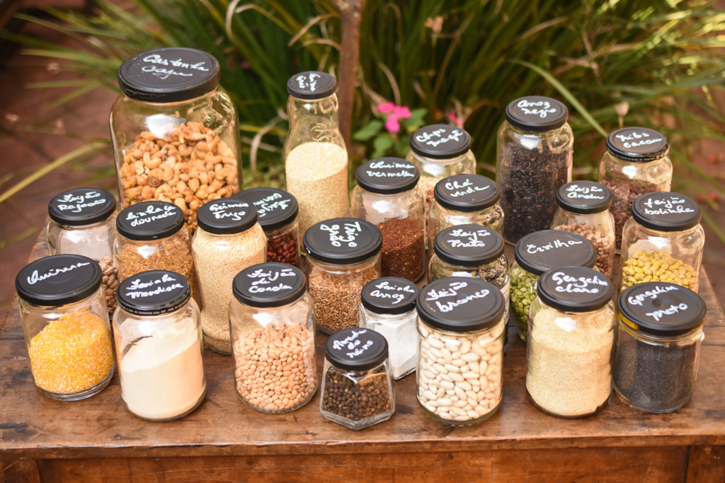 ideias criativas para guardar potes de vidro sem tampa