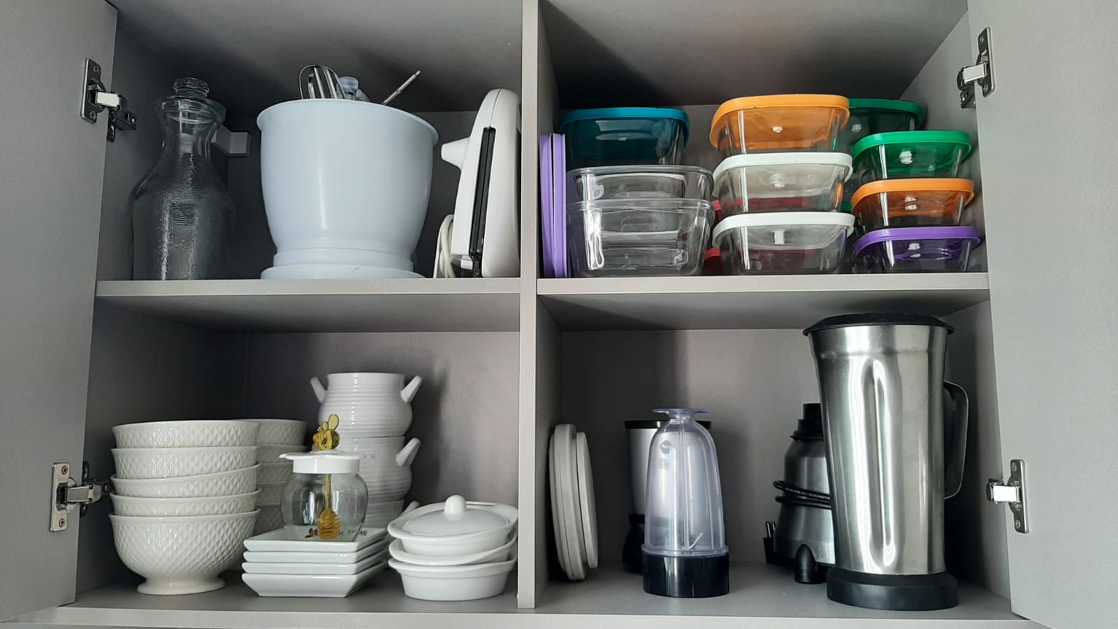 como organizar potes de vidro sem tampa no armário